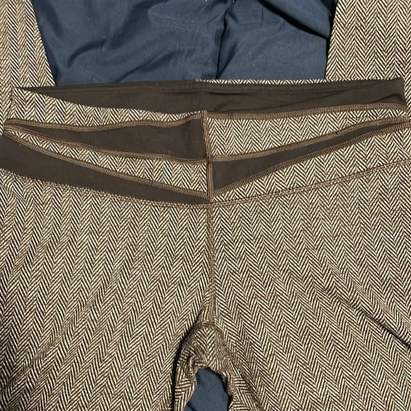 Lululemon patterned leggings. Brown. Worn once - Picture 3 of 4